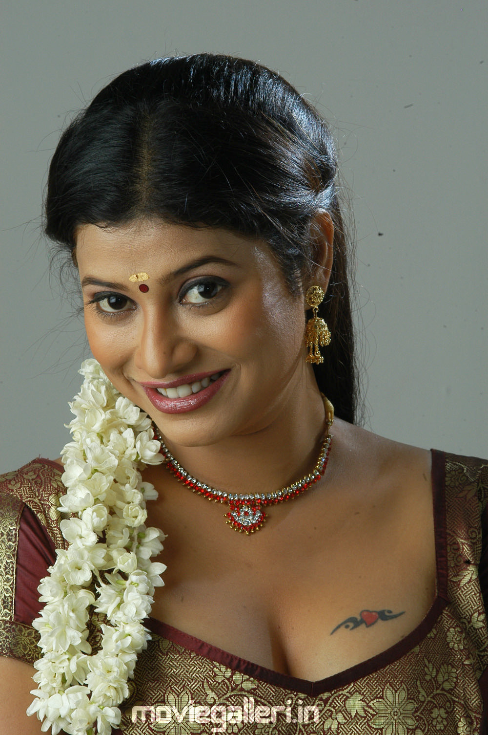 Tamil Actress Shobana Naidu Hot Spicy Photo Shoot Stills in Pavadai Chattai