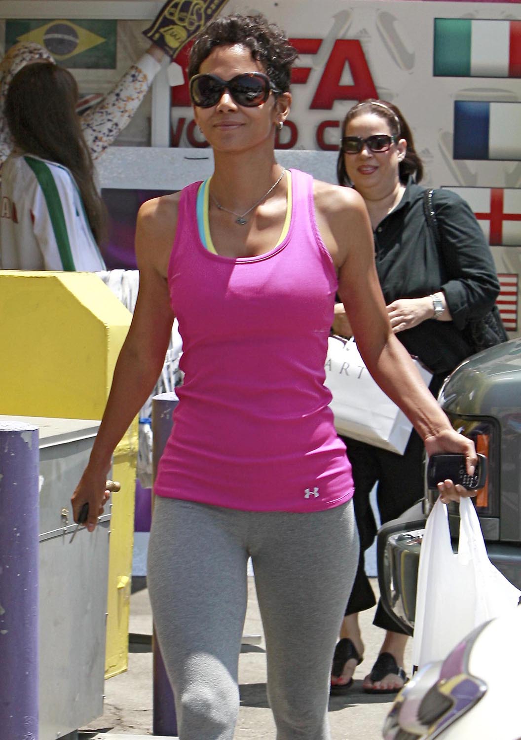 http://1.bp.blogspot.com/_6Z4z23JMHfY/TCrOu45djFI/AAAAAAAAAoQ/KyW06lIIpl4/s1600/halle_berry_pink_leggings.jpg