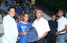 Senador José Rafael dona Útiles escolares a niños proyecto Fútbol Espaillat