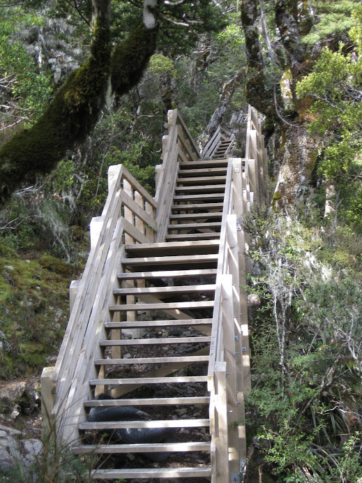 Pour monter à la cascade, des esacliers sans fins