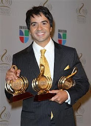 Ganador de 3 Premios "Lo Nuestro"