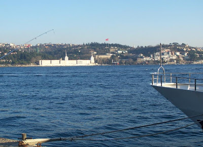 SOLDA KAMIŞ OLTA, SAĞDA TEKNE ÇANI, ORTADA KULELİ..OLDU KUPKULELİ..!