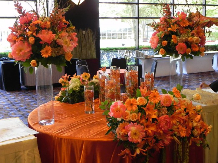 With any color trend you are able have a MODERN BOLD wedding or a CLASSIC 