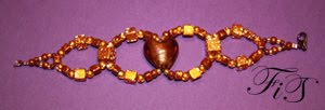 Złota miedź-bransoletka z koralików szklanych i szklanych malowanych, obwód 16cm