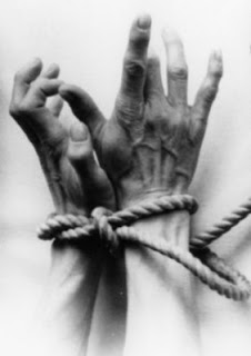 Imagen de unas manos atadas por una soga simbolizando un secuestro