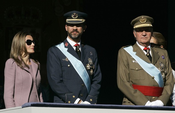[Princesa+Letizia++dia+fuerzas+armadas++con+gafas+de+sol+5.jpg]
