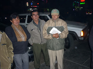 Edelmira Pineda, Aladino Chuquipiondo y Vicente Sucantaype. Al fondo, una vista nocturna de la avenida Chinchaysuyo