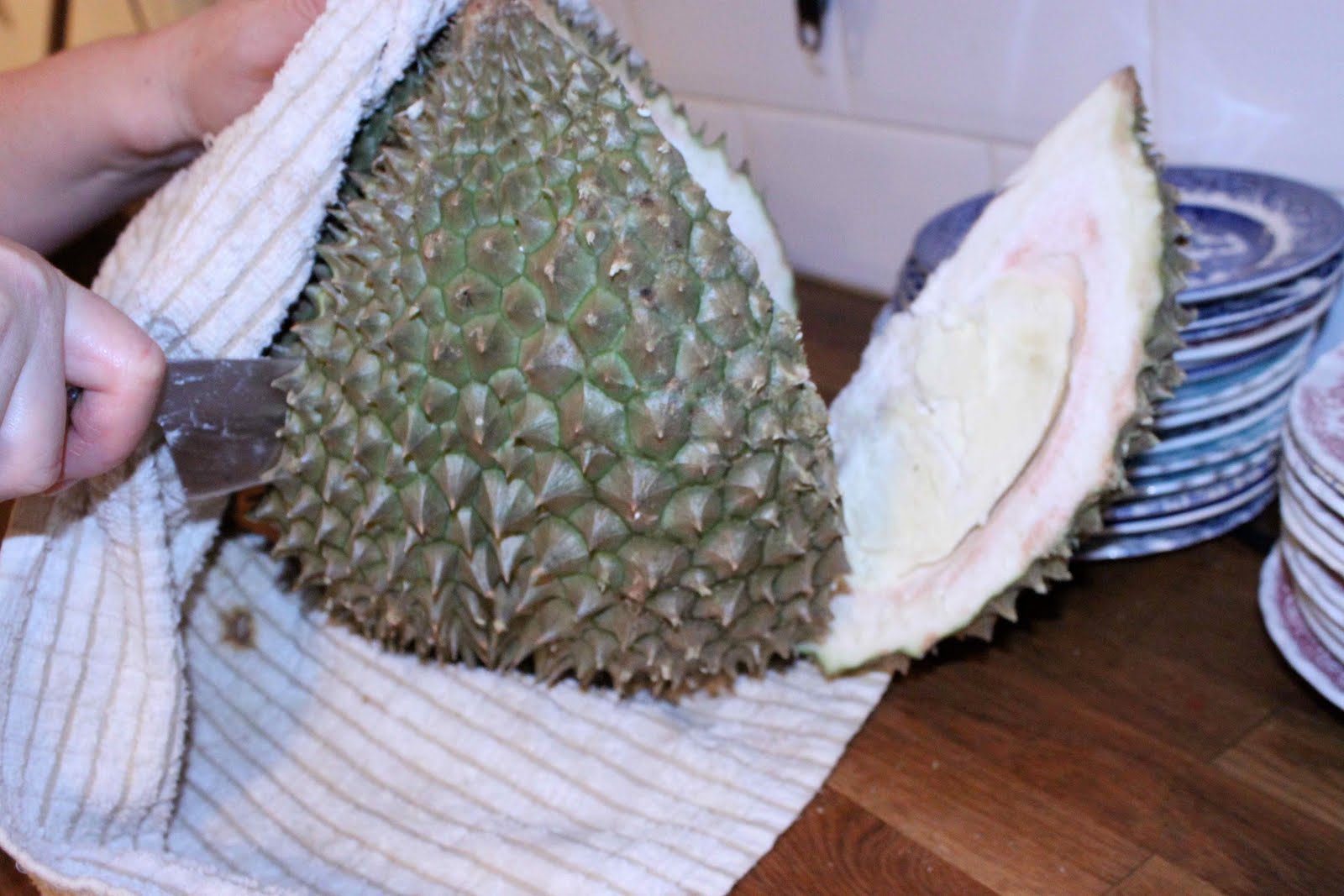 [cutting+durian.jpg]