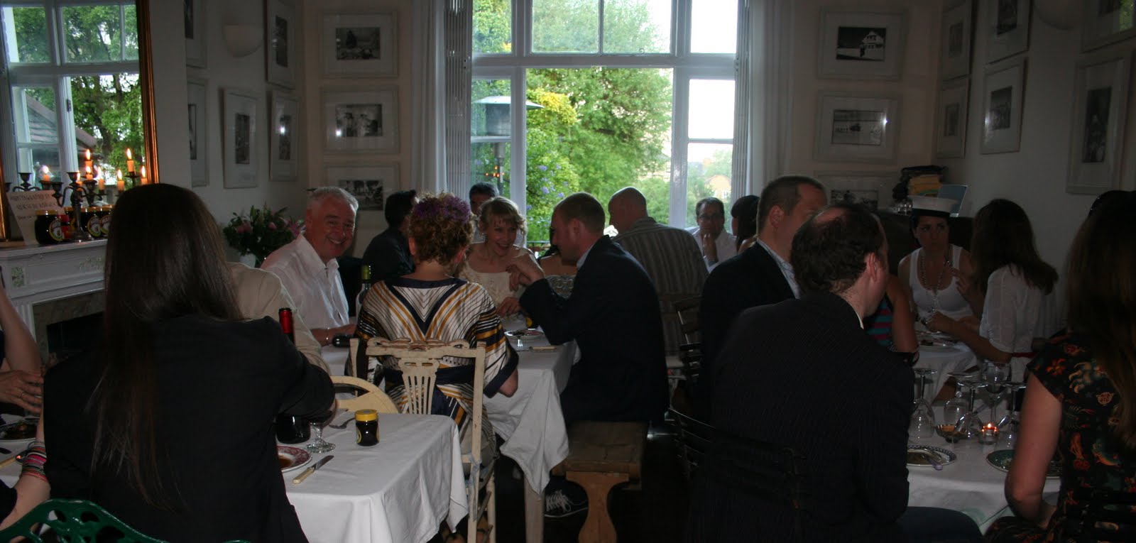 [crowded+living+room+in+summer.JPG]