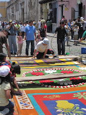 Antigueñas making alfombras