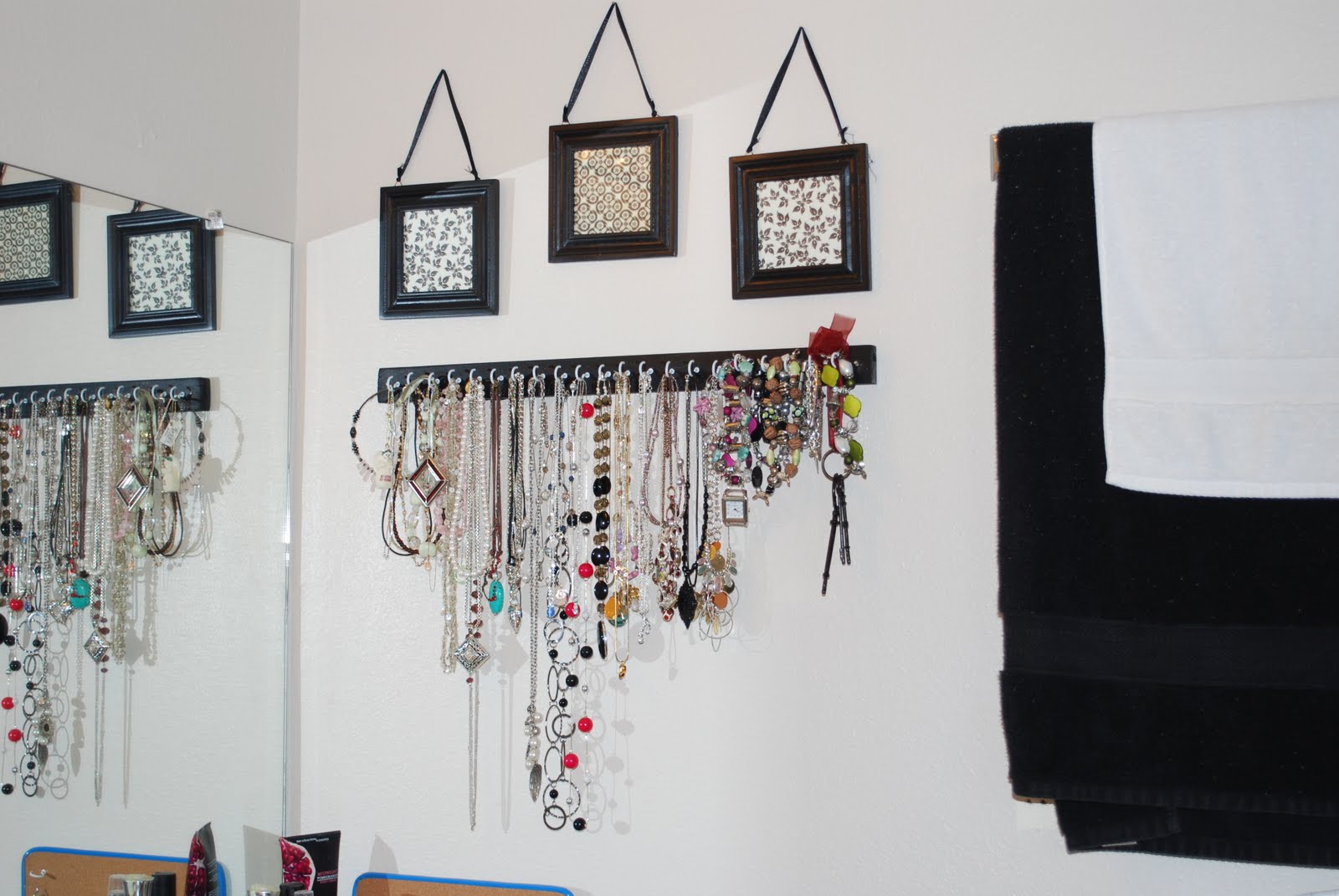 Mommie Guide Necklace Holder