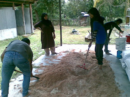 Alang dan para pekerja sedang menggaul bahan2 untuk membuat bongkah cendawan