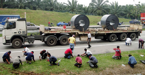 Gambar) Org Ramai Kutip Duit Bertabur Lps Kemalangan Hilux Dan BMW Di