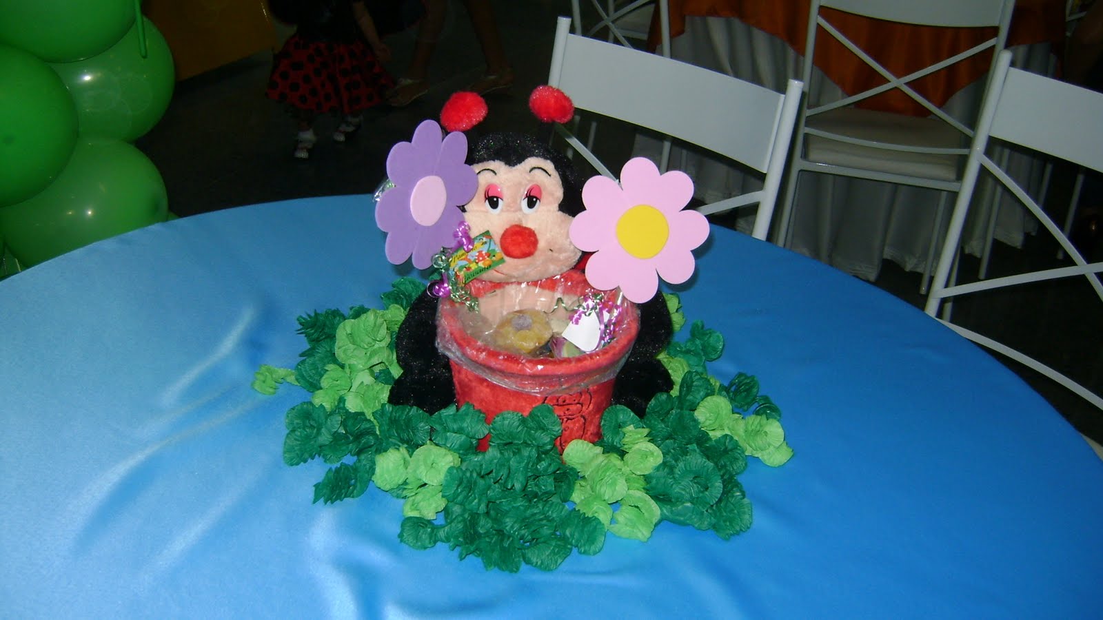 mesa infantil jardim:Bicho de pelúcia abraçado no vaso (joaninha, sapo, abelha, borboleta mesa infantil jardim:Bicho de pelúcia abraçado no vaso (joaninha, sapo, abelha, borboleta