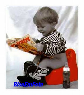 Fotomontagem com Bebê no troninho lendo a Playboy