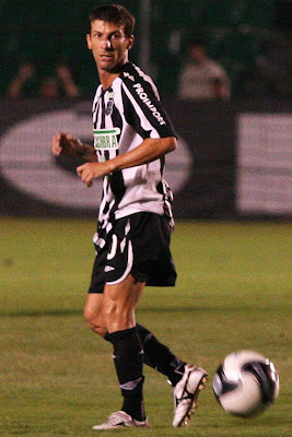 http://1.bp.blogspot.com/_7RloABsT0z4/SYtxpfO2TxI/AAAAAAAADbo/cMVG1LlNiBA/s400/s+-+figueirense+-+atacante+pedrinho+foto+b+rubens+flores+02fev09.JPG