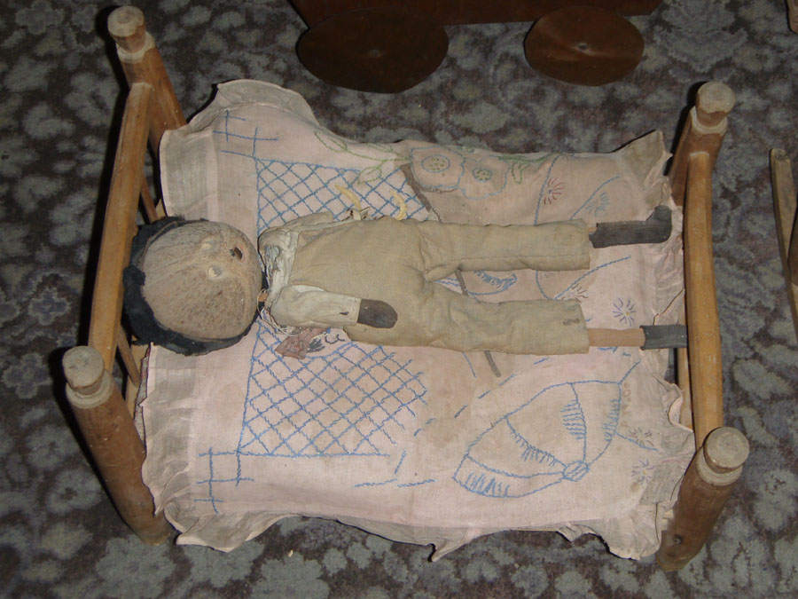 [scary+doll+bed.jpg]