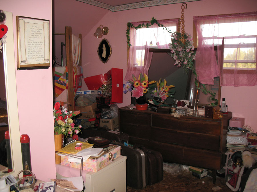 [pink+bedroom+and+junk.jpg]