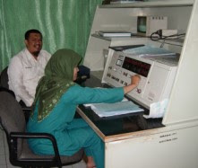 pak Heri & mbak Endah di ruang monitor