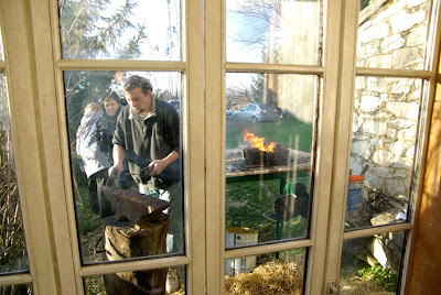 Les responsables de la ferme ont décidé de mettre une jolie petite véranda en guise d'entrée, ce pour protéger les permiers exposants des courants d'airs...