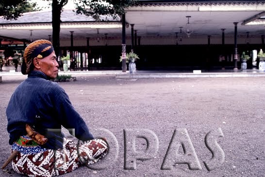 Tunggak Jarak Mrajak Tunggak Jati Mati Agama Ageming Aji Tunggak Jarak Mrajak Tunggak Jati Mati Agama Ageming Aji