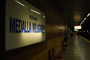 Línea E, andén de la estación Medalla Milagrosa (Buenos Aires, spetiembre 2008).jpg