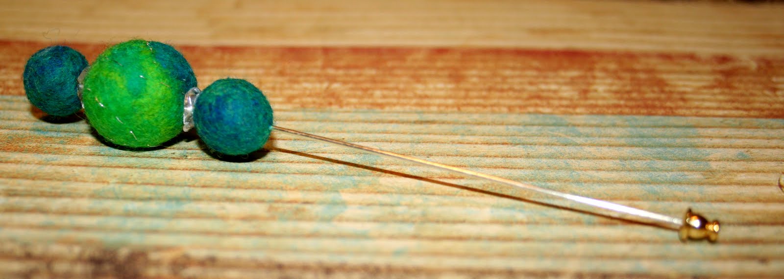 Spiral Dyed Downunder Felt Ball Necklace Instructions.