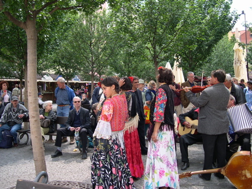 [gypsy+girls+preparing+to+dance.jpg]