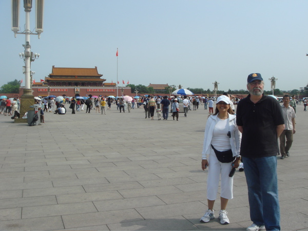 [Steve+and+Mary+in+the+Square.jpg]