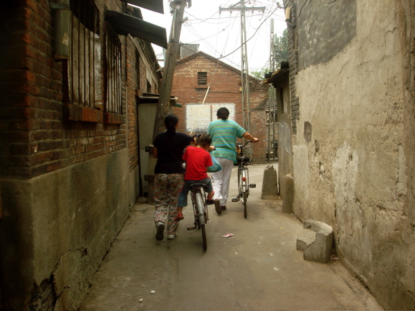 [women+on+bikes+in+old+district.jpg]