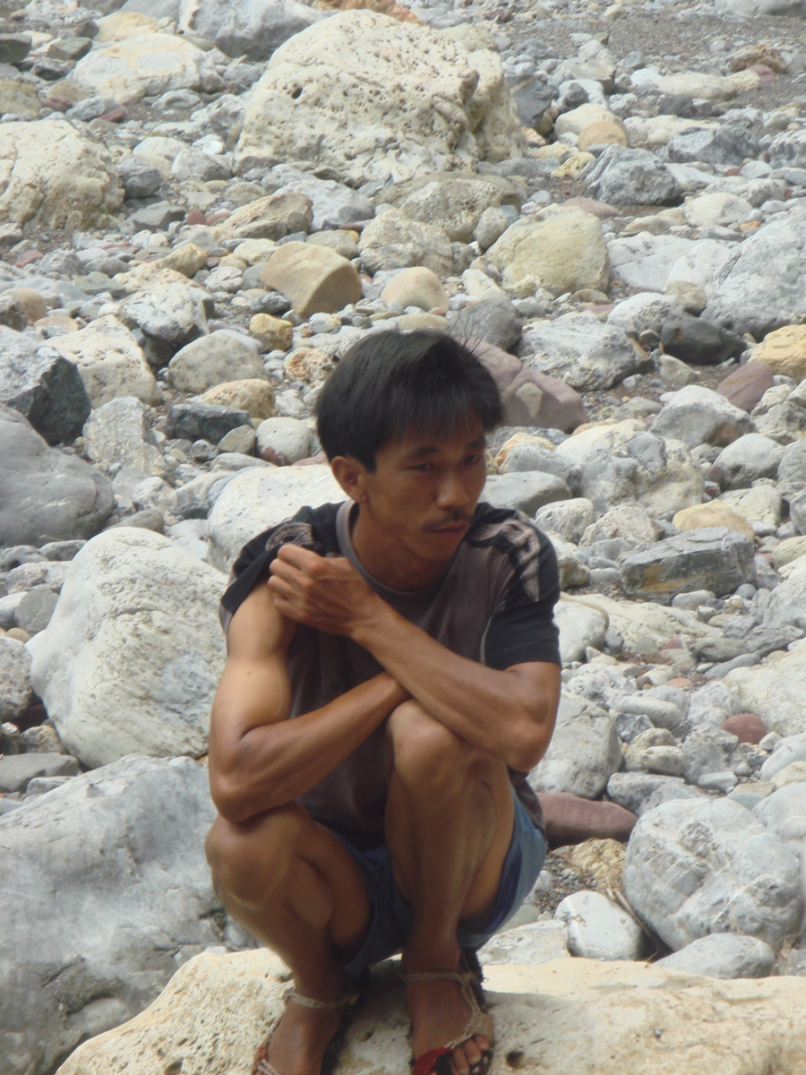 [man+sitting+on+shore.jpg]