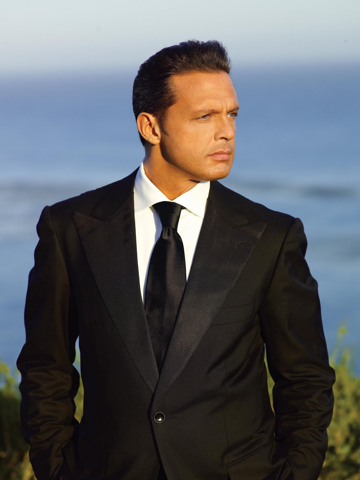 http://1.bp.blogspot.com/_7nKmCF4lSE4/S8zHMCfWl_I/AAAAAAAAG8g/mF-nvNXcGN4/s1600/luismiguel-entre-entre.jpg