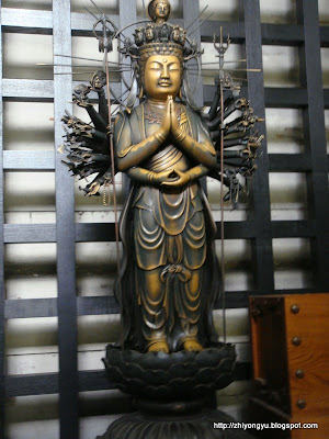 堂内有1001座菩萨像，这是仿制品，真品不让拍摄