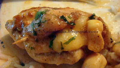 Role de Frango com Gruyere e Molho de Cogumelos Role de Frango com Gruyere e Molho de Cogumelos