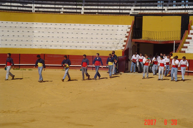 A entrada dos 4 grupos para as cortesias