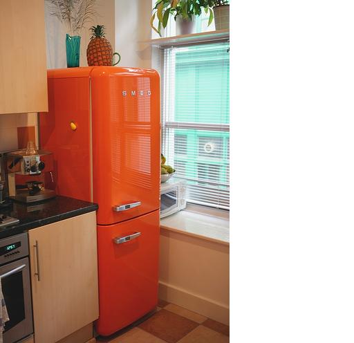 [beautiful+orange+smeg+in+kitchen.JPG]