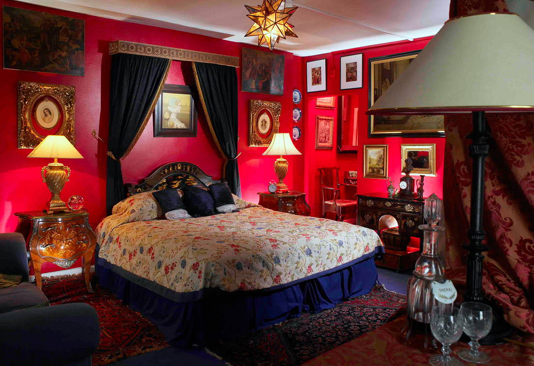 facts around us An Colorful Twist in a Truly British Home (London)