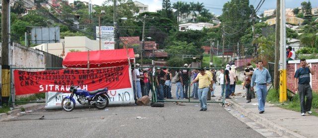 [acceso+a+la+casa+presidencial+tomada+por+la+resistencia+popular+Honduras+2.jpg]