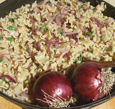 pasta integrale alle cipolle rosse e capperi