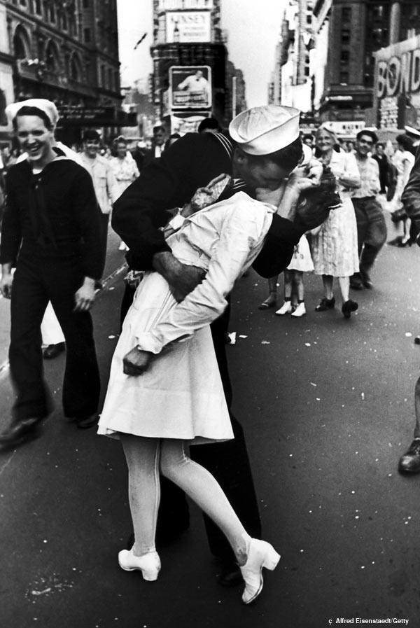 black and white kissing photos