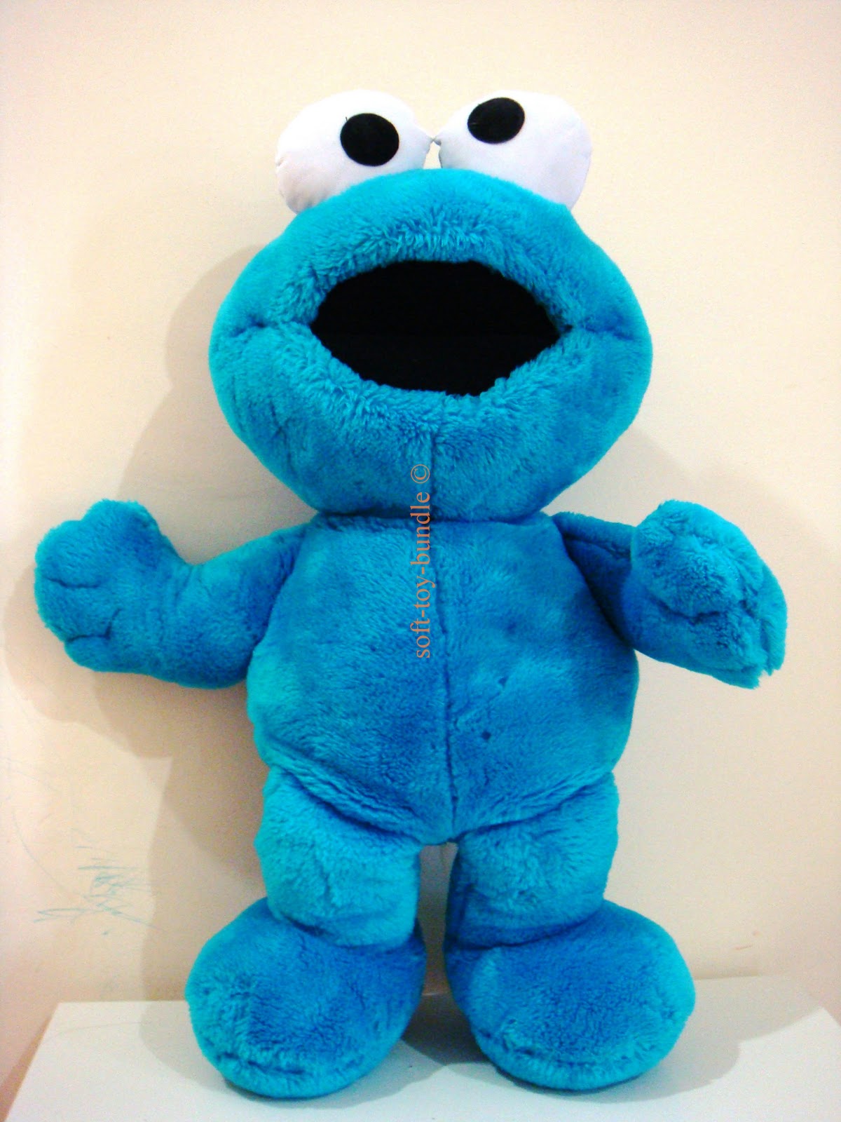 item  p21 # SESAME STREET - blue ELMO (XL) - sold