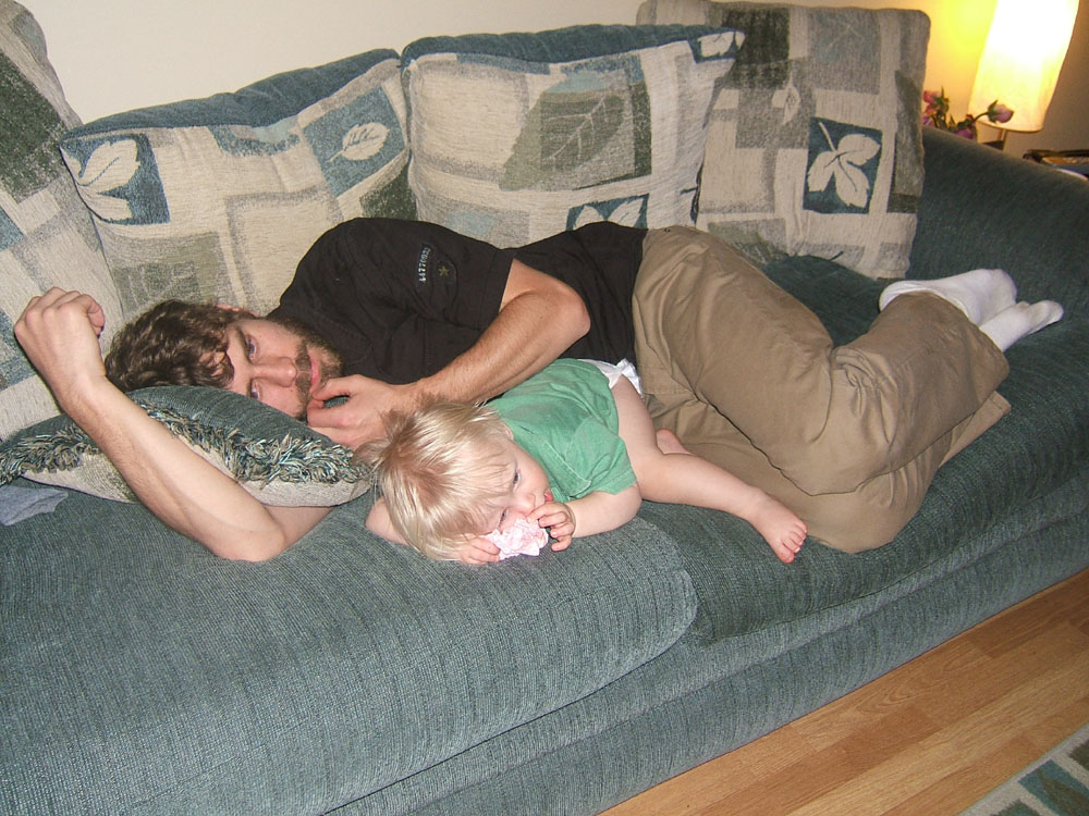 [DadZekeCouch.JPG]