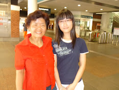 2010年包玮琳校友与庄老师在新加坡合影留念