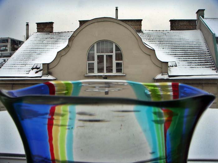 [1Schneedach_durchVase.JPG]