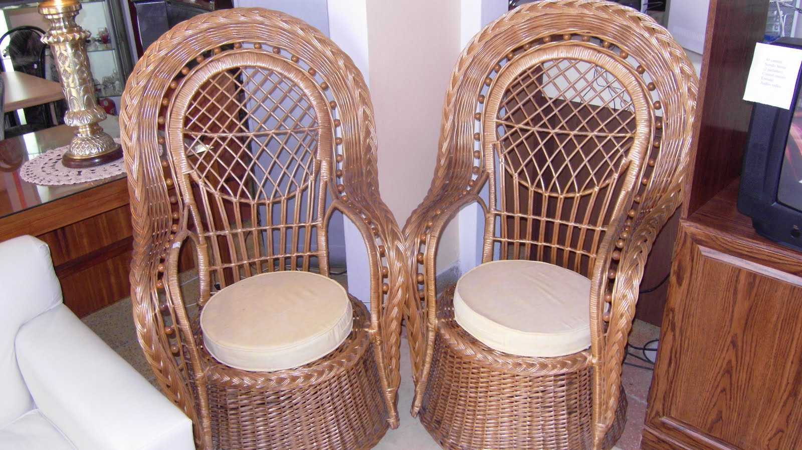 DE PASO PASEO: regios sillones de mimbre con respaldo alto muy comodos