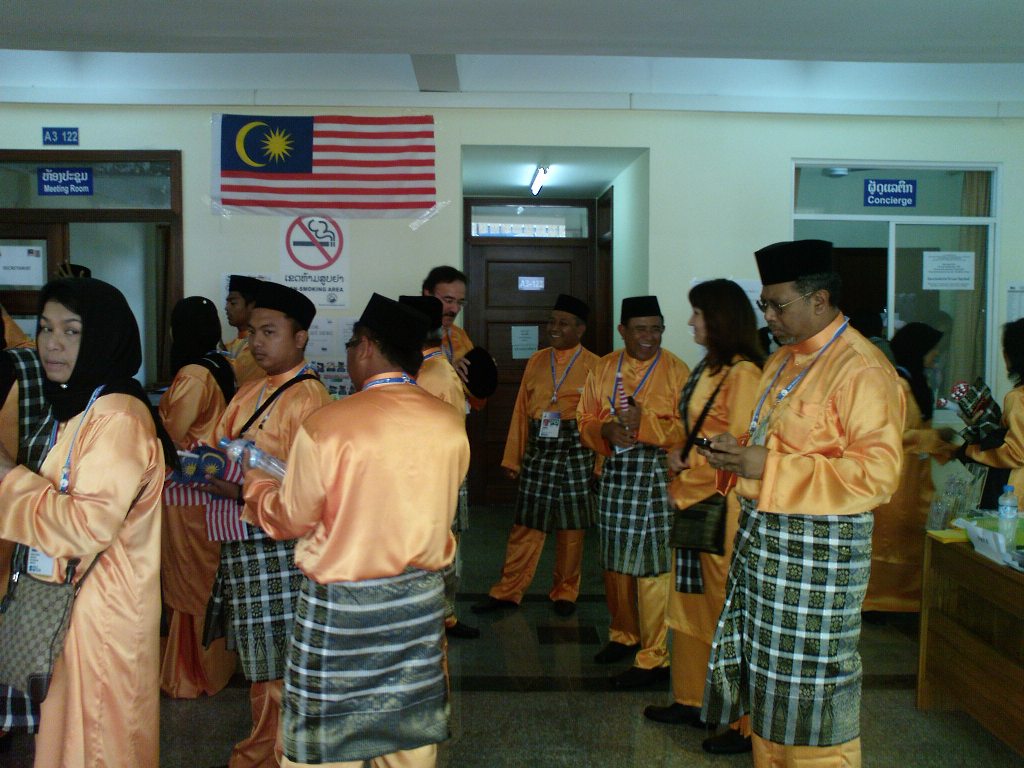 [9.12.09+b4+opening+2.JPG]