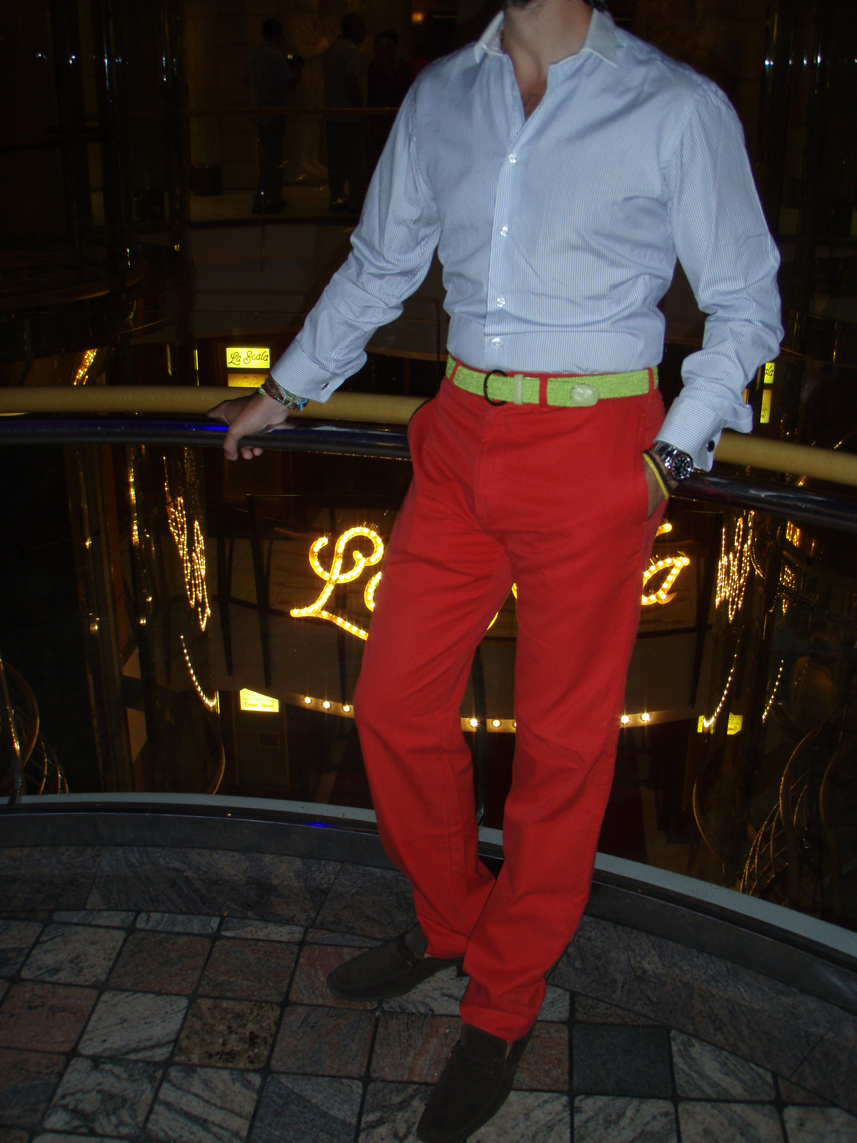GORGEOUS STYLES: Moda hombre: pantalón rojo + camisa de vestir