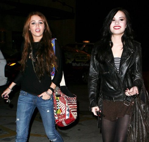 Miley Cyrus y Demi Lovato junto a Liam Hemsworth salen del Jerry's Deli 