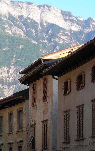 [mountain+buildings.JPG]