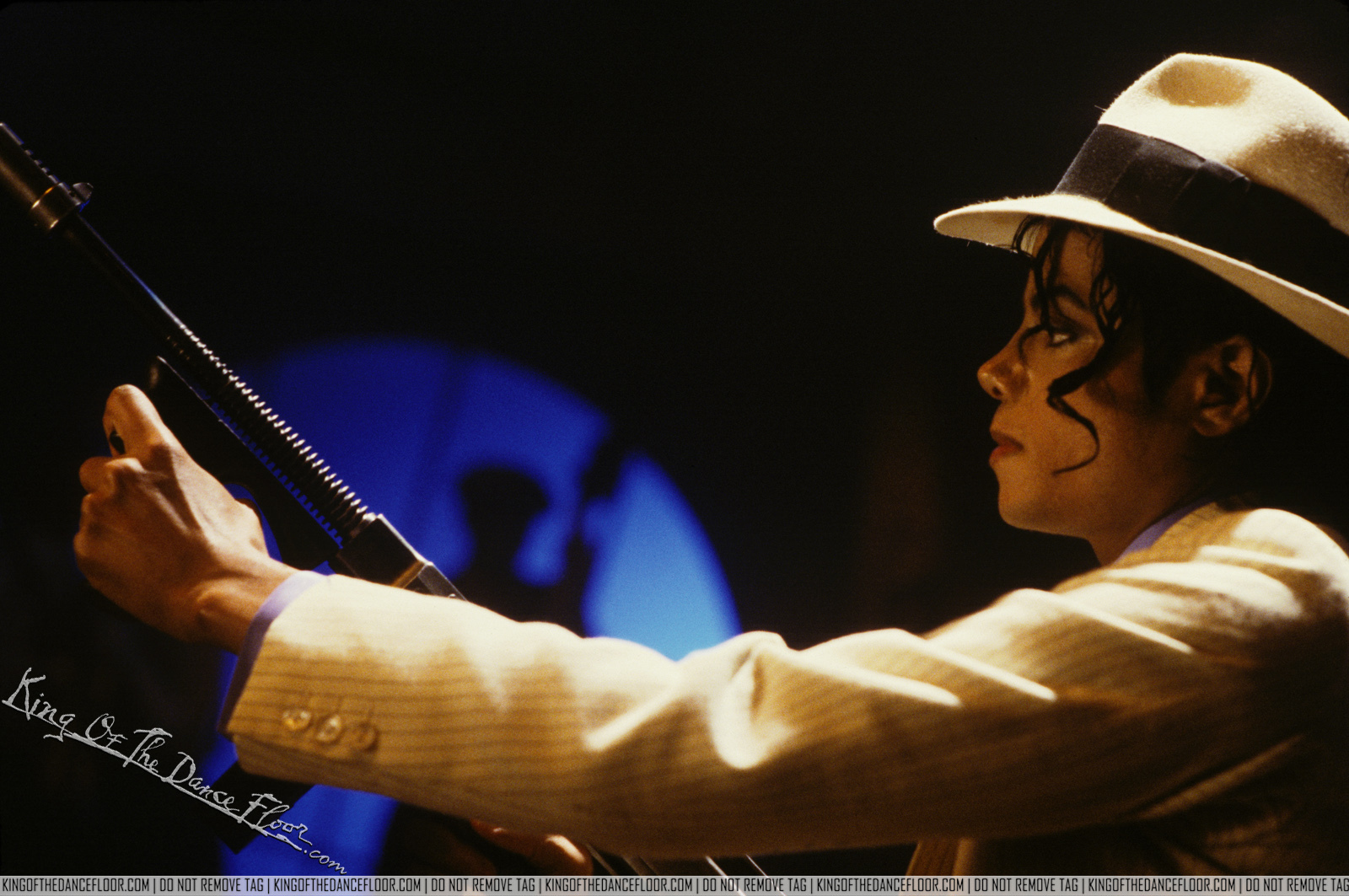http://1.bp.blogspot.com/_8X_lHHAP0q0/TS_yI2EmjZI/AAAAAAAAANU/zcfDUIly478/s1600/smooth-criminal-michael-jackson-17159552-1600-1063-1.jpg